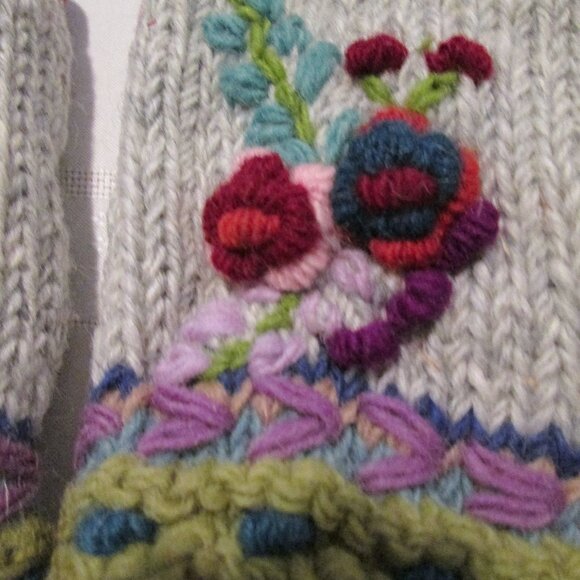 🌸🪶☮️Handcrafted Flower Embroidered Fingerless Gloves – Made in Nepal - Picture 3 of 5